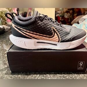 Nike Women's Black and Rose Gold Athletic Sneakers